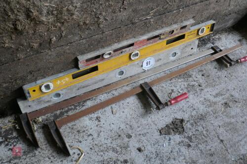 2 CLAMPS AND SPIRIT LEVELS