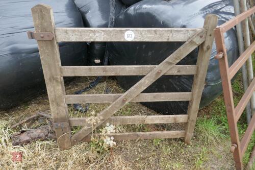 1x 4' WOODEN HUNTING GATE