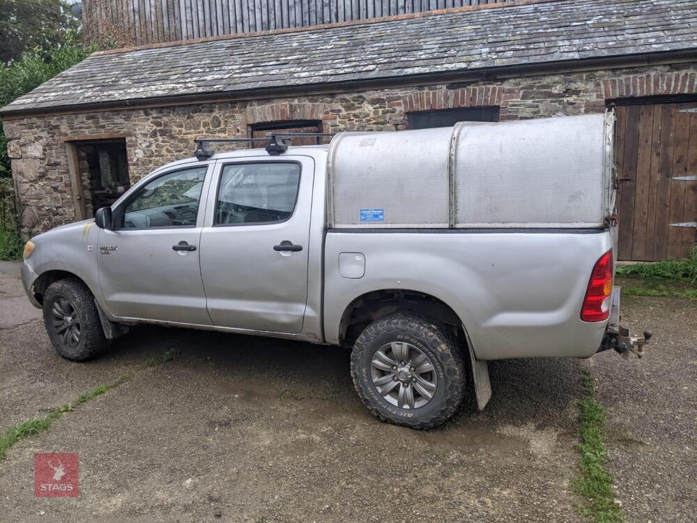 06 TOYOTA HILUX SILVER TRUCK