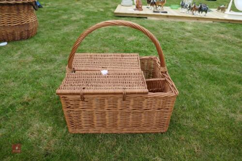 WICKER PICNIC BASKET