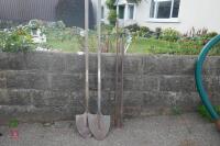 2 x SHOVELS, IRON BAR & BUCKRAKE TINE