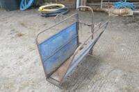 CALF DEHORNING CRATE - 4