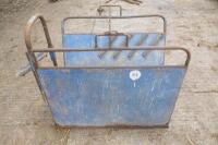 CALF DEHORNING CRATE - 5