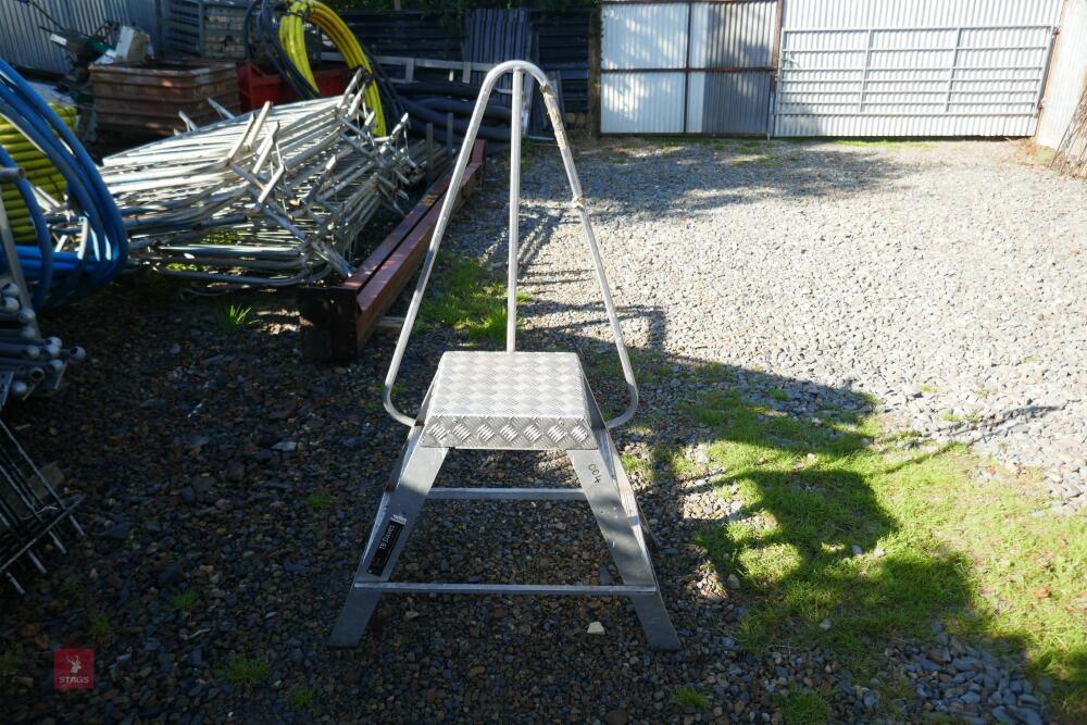 ALUMINIUM DOUBLE SIDED STEP LADDER