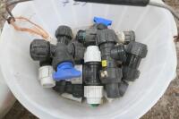 BUCKET OF 0.5" FITTINGS AND OTHERS - 3