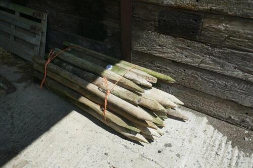 30 MIXED WOODEN FENCING STAKES