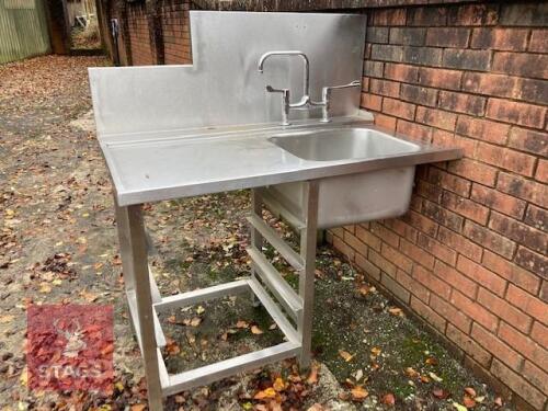 STAINLESS STEEL SINK WITH TAPS