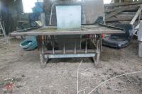 SQUARE LAMB CREEP FEEDER - 12