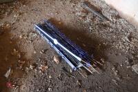 10 BLACK & BLUE PLASTIC FENCING STAKES - 3