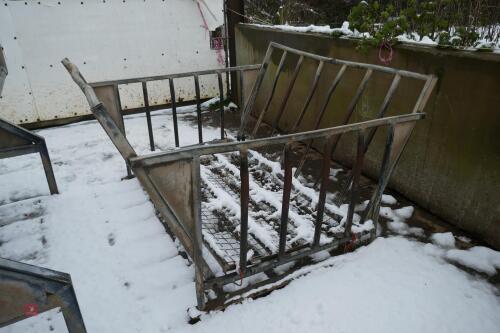 SHEEP GALVANISED ROUND BALE FEEDER