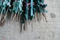 40 GREEN PLASTIC ELETRIC FENCING STAKES - 4