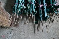 40 GREEN PLASTIC ELETRIC FENCING STAKES - 6