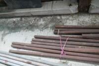 12 95"-135" SCAFFOLD POLES - 4