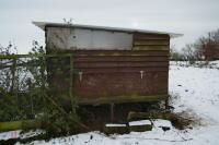 WOODEN CHICKEN HOUSE ON METAL FRAME - 5