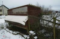 WOODEN CHICKEN HOUSE ON METAL FRAME - 7