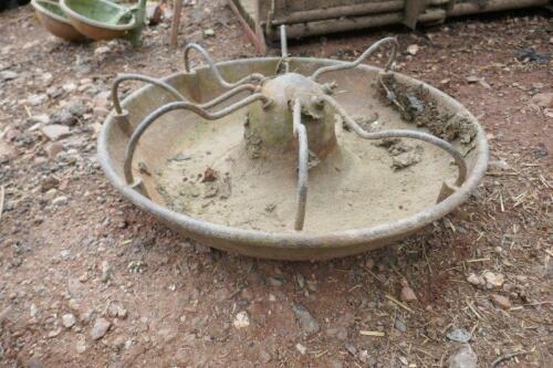 CIRCULAR CAST PIG TROUGH