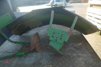 2 JOHN DEERE 6400 MUDGUARDS - 4