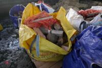 DUMPY BAG OF LOTS C/W NET OF KINDLING