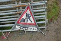 2 HEGETRIMMING SIGNS - 3