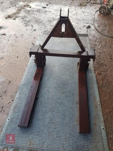 THREE POINT LINKAGE PALLET FORKS