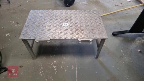 SMALL CHEQURE PLATE BENCH