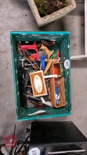 TRAY OF HAND TOOLS