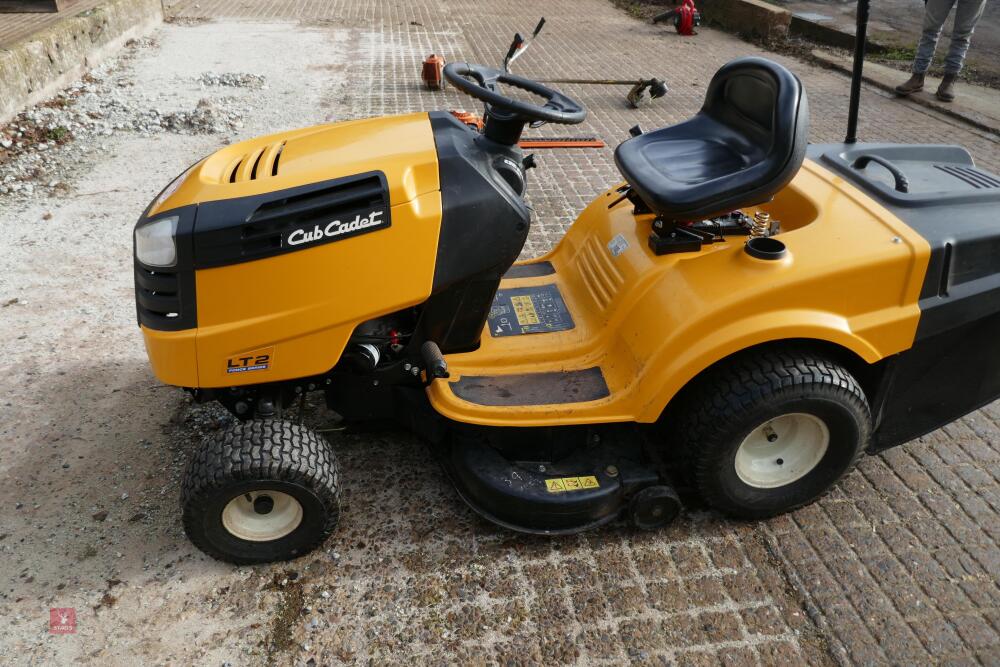 2017 CUB CADET LT2 RIDE ON LAWN MOWER