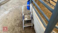 SMALL ALUMINIUM STEP LADDER - 2