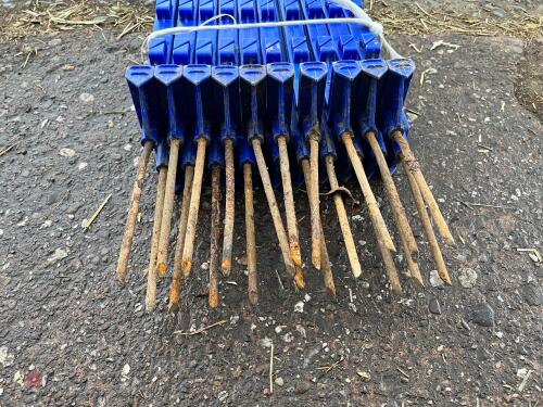 20 BLUE HOTLINE PLASTIC FENCING STAKES