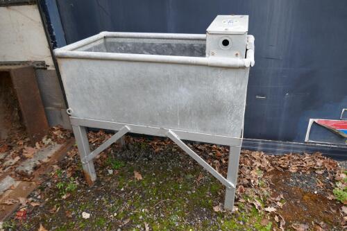 IAE 3' GALVANISED WATER TROUGH & STAND