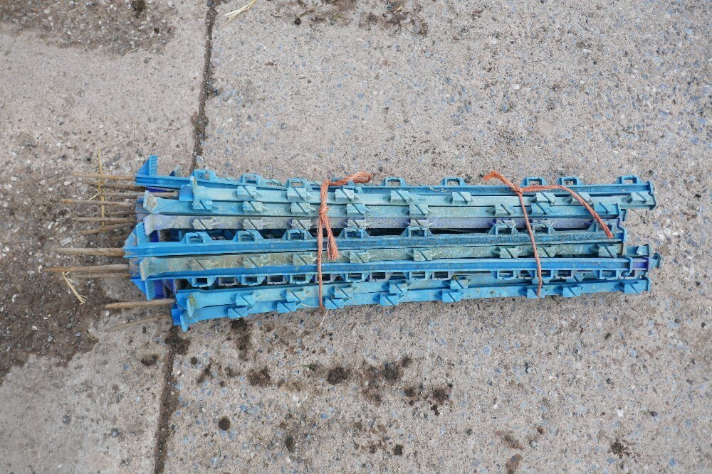 25 BLUE ELECTRIC FENCING STAKES