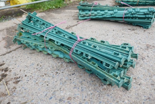 25 DARK GREEN ELECTRIC FENCING STAKES