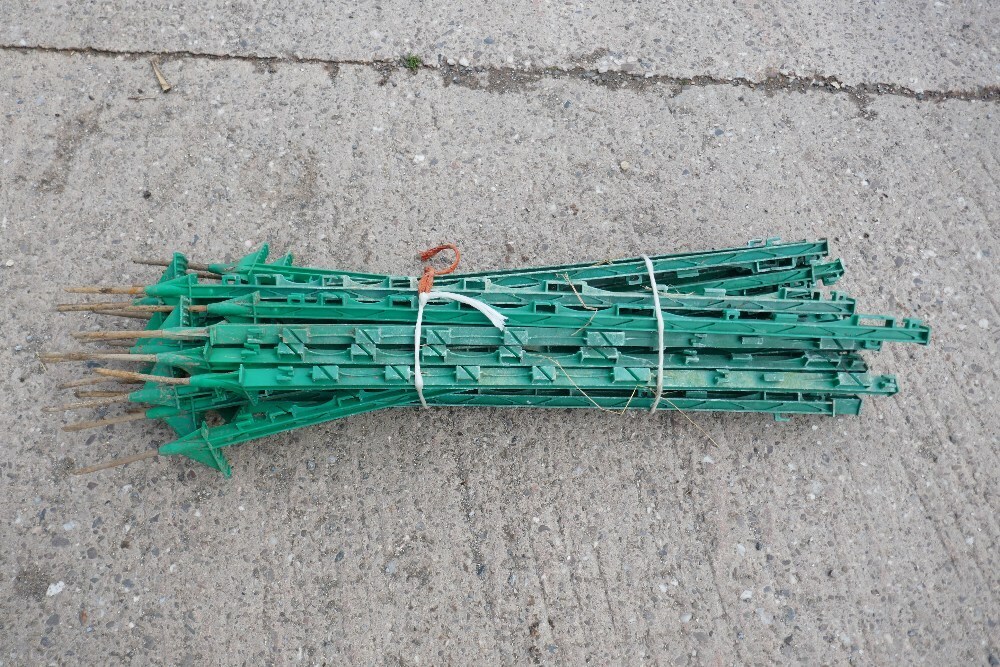 25 LIGHT GREEN ELECTRIC FENCING STAKES