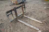 SET OF PALLET FORKS - 2