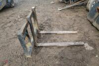 SET OF PALLET FORKS - 5