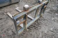 SET OF PALLET FORKS - 7