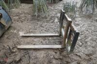 SET OF PALLET FORKS - 9