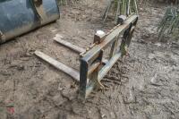 SET OF PALLET FORKS - 10