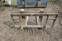 SET OF PALLET FORKS - 11