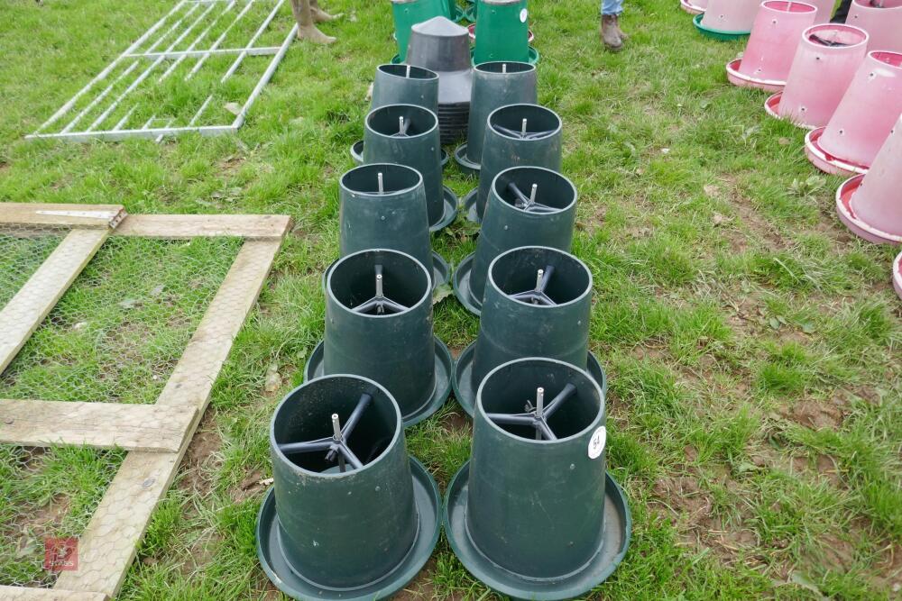 10 DARK GREEN PLASTIC KING FEEDERS