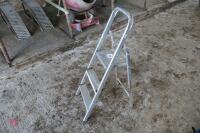 ALUMINIUM 2' 2'' STEP LADDER - 2