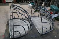 2 X WALL MOUNTED METAL HAY RACKS - 6