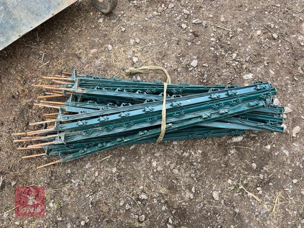 40 GREEN & BLACK RUTLAND FENCING STAKES