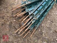 40 GREEN & BLACK RUTLAND FENCING STAKES - 3