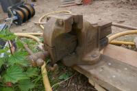 WOODEN BENCH VICE - 2