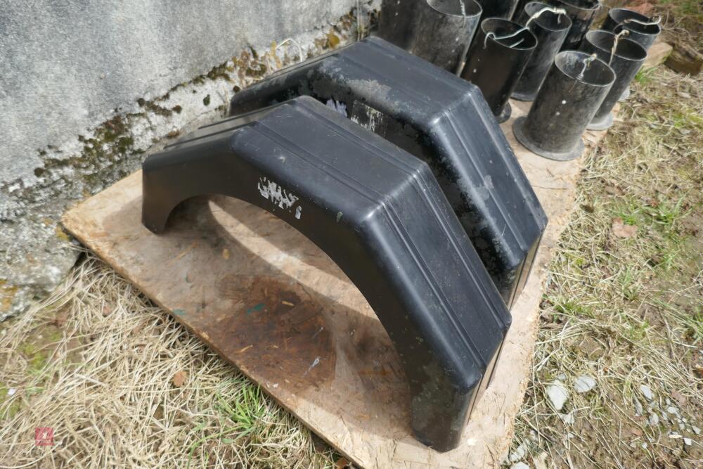 2 PLASTIC TRAILER MUDGUARDS