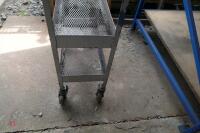 MOBILE METAL TROLLEY - 2