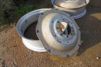 2 X JOHN DEERE WHEEL CENTRES & RIMS - 2