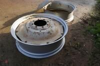 2 X JOHN DEERE WHEEL CENTRES & RIMS - 4