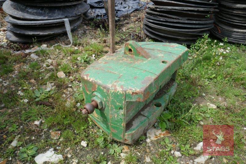 JOHN DEERE FRONT TRACTOR WEIGHT